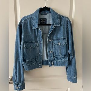 NWOT Abercrombie and fitch cropped jean jacket